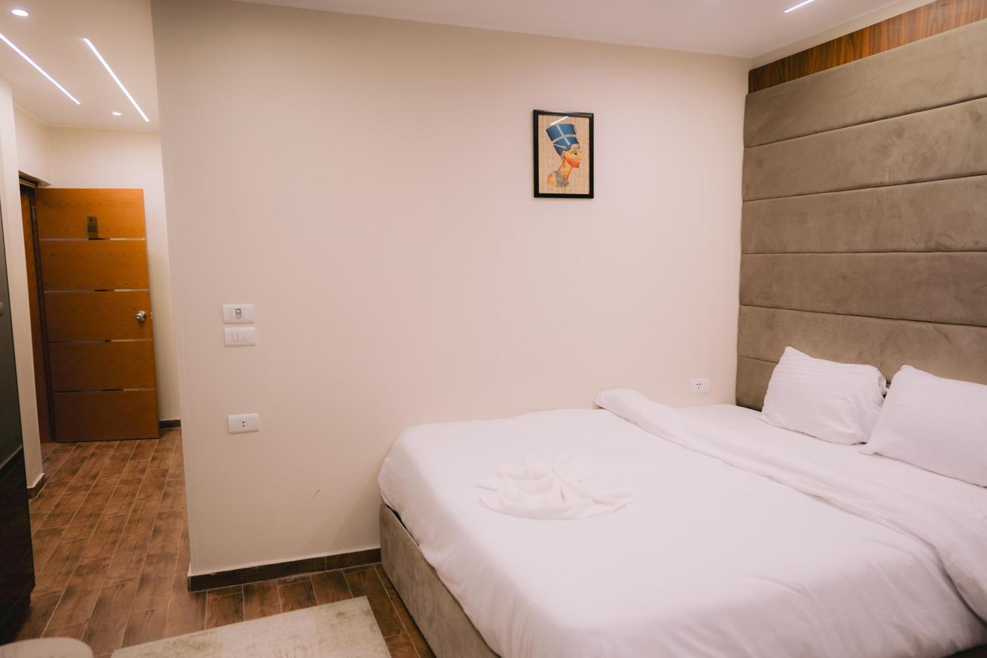Tuya Pyramid Inn Kafret el-Gabal Exterior foto